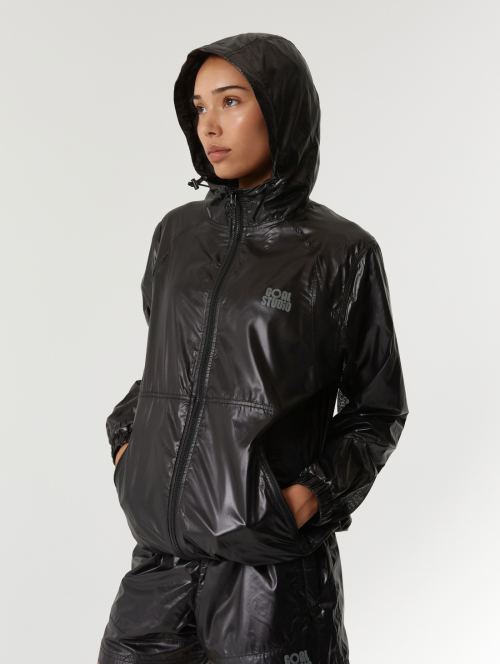 GLOSSY HOODED LIGHTWEIGHT JACKET-BLACK