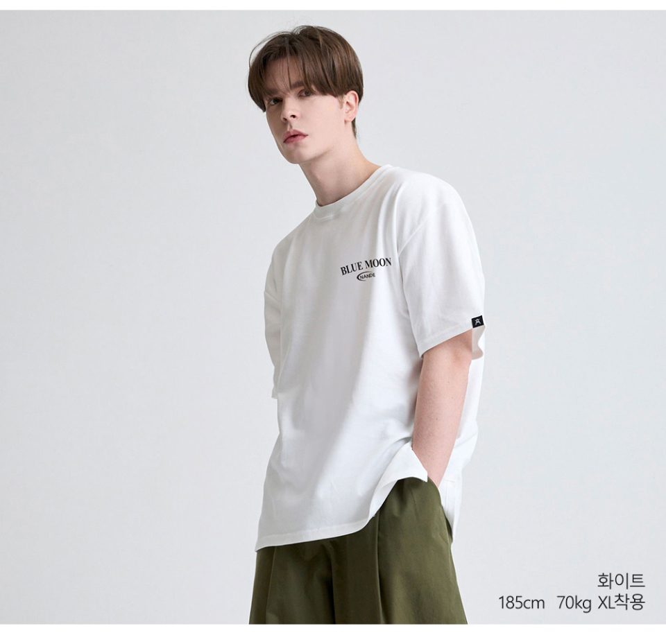 화이트색상 뒷면에 달 프린팅이 있는 반팔 티셔츠를 입은 남자사진