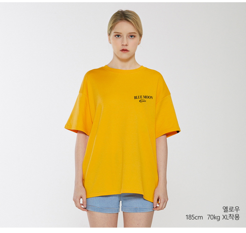 옐로우색상 뒷면에 달 프린팅이 있는 반팔 티셔츠를 입은 남자사진