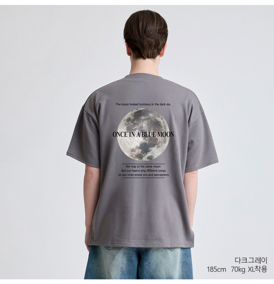 다크그레이색상 뒷면에 달 프린팅이 있는 반팔 티셔츠를 입은 남자사진