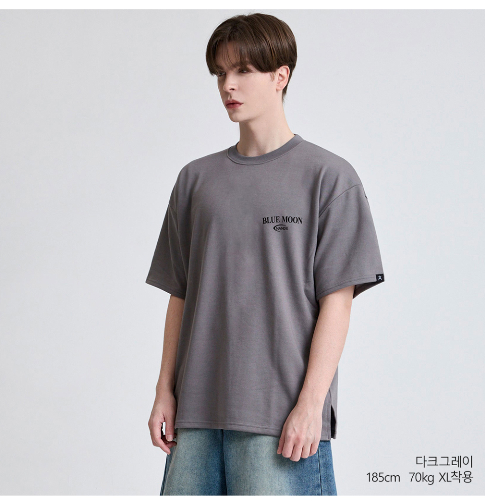 다크그레이색상 뒷면에 달 프린팅이 있는 반팔 티셔츠를 입은 남자사진