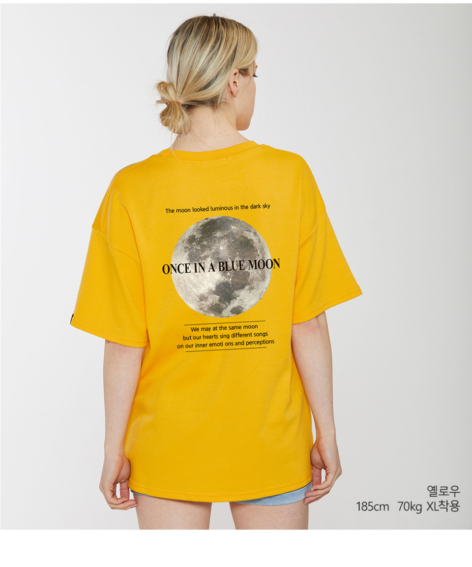 옐로우색상 뒷면에 달 프린팅이 있는 반팔 티셔츠를 입은 남자사진