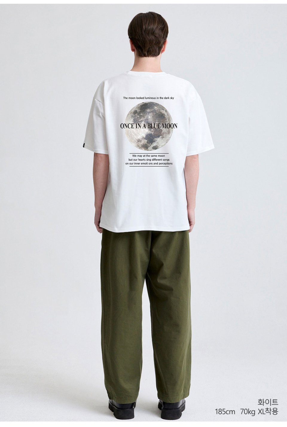 화이트색상 뒷면에 달 프린팅이 있는 반팔 티셔츠를 입은 남자사진