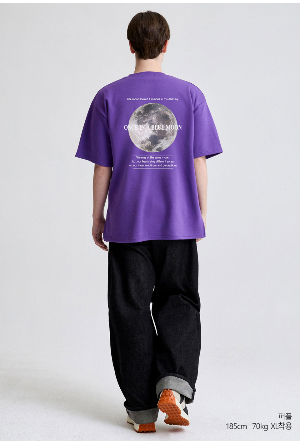 퍼플색상 뒷면에 달 프린팅이 있는 반팔 티셔츠를 입은 남자사진