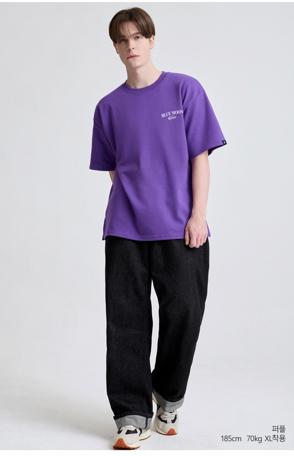 퍼플색상 뒷면에 달 프린팅이 있는 반팔 티셔츠를 입은 남자사진