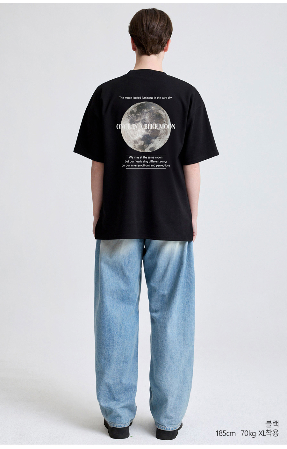 블랙색상 뒷면에 달 프린팅이 있는 반팔 티셔츠를 입은 남자사진