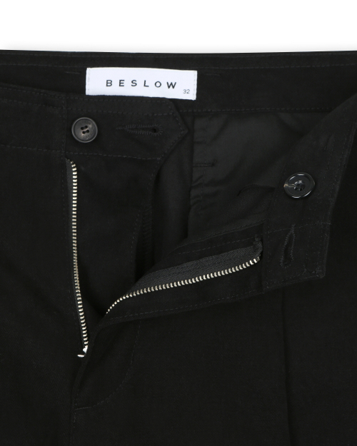 ONE TUCK WIDE FIT SHORTS BLACK