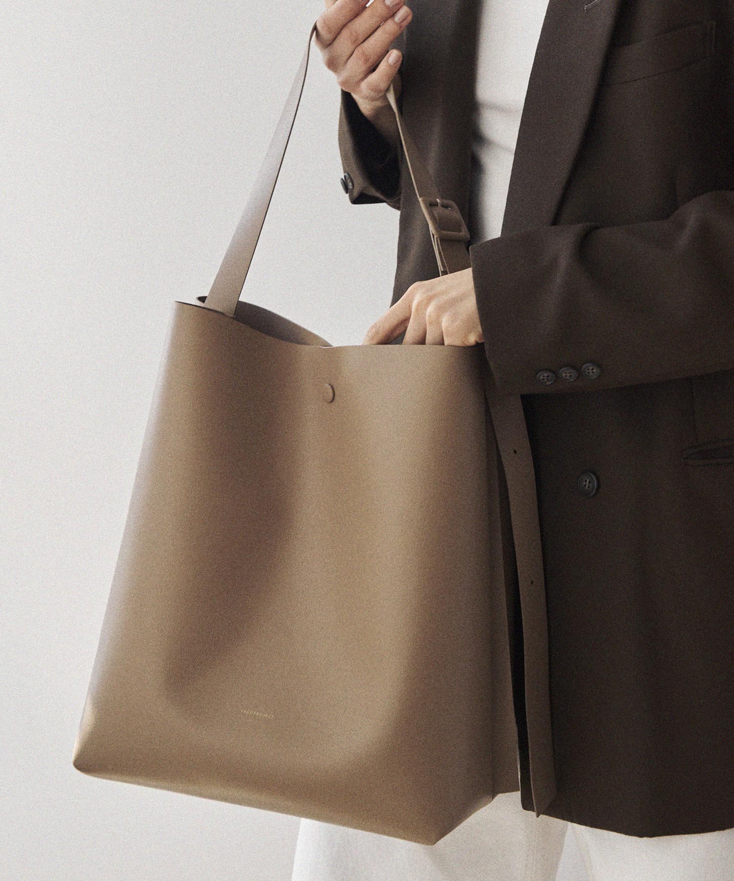 R.ARC BUCKET BAG L - 4 COLORS
