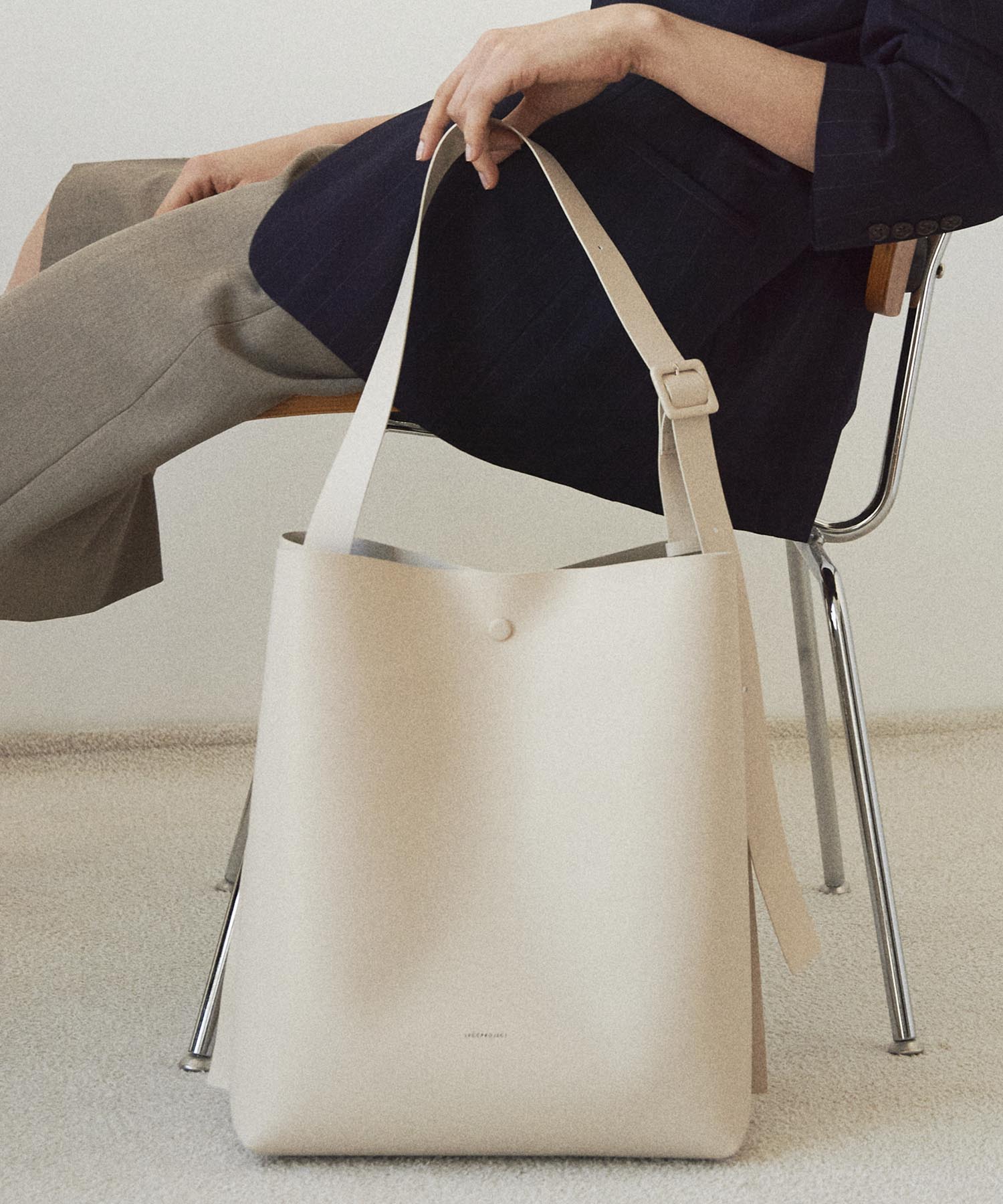 R.ARC BUCKET BAG L - 4 COLORS