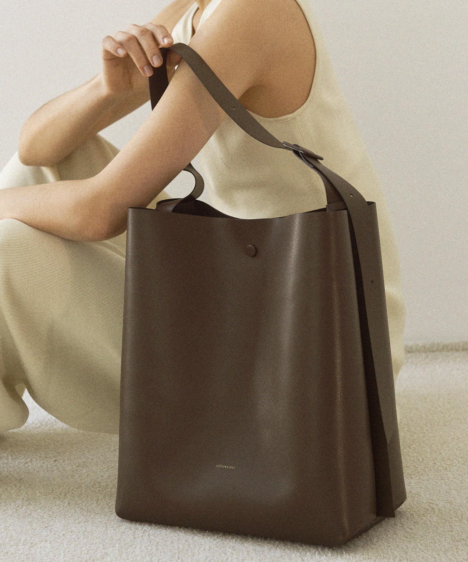 R.ARC BUCKET BAG L - 4 COLORS