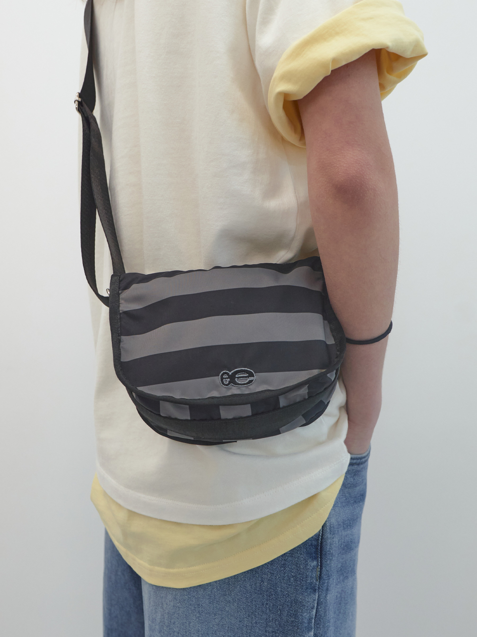 ENZO BLUES ♥ Striped Cross Bag/ 追跡付 MUSINSA | ENZO BLUES Striped Crossbody Bag (Black)