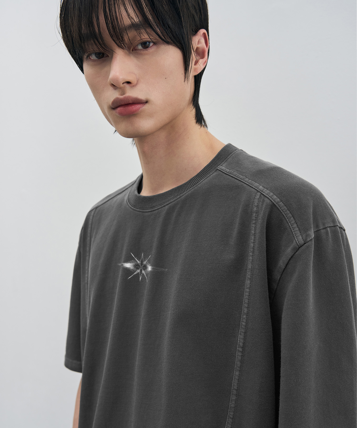 LUMINOUS LINE PIGMENT T-SHIRT [CHARCOAL]