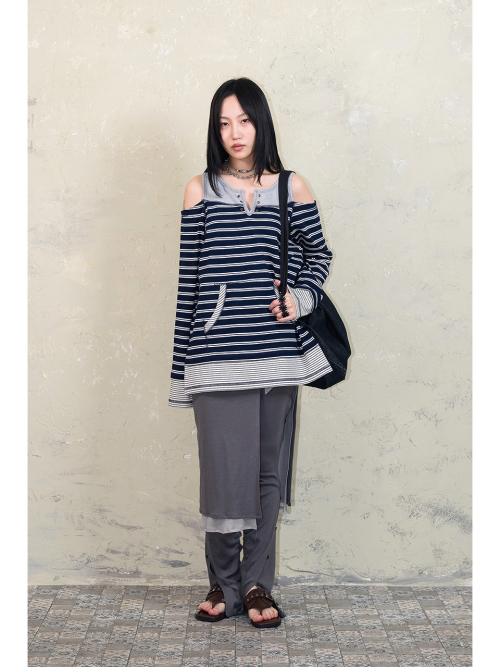 OVERLOCKED OFF-SHOULDER T-SHIRT: ST.NAVY
