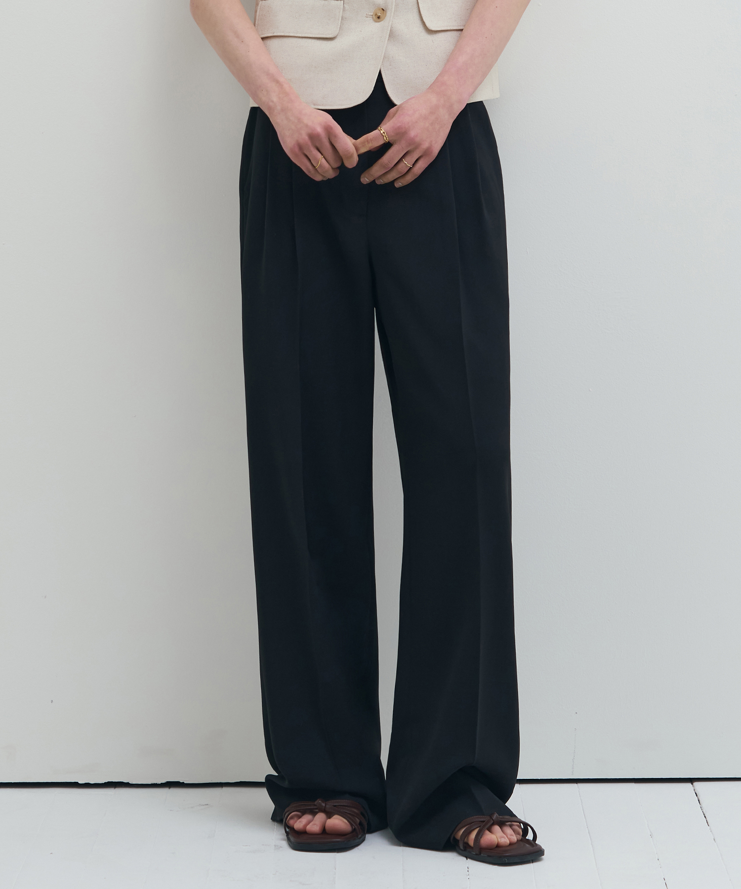 SUMMER TWO-TUCK WIDE SLACKS [BEIGE]