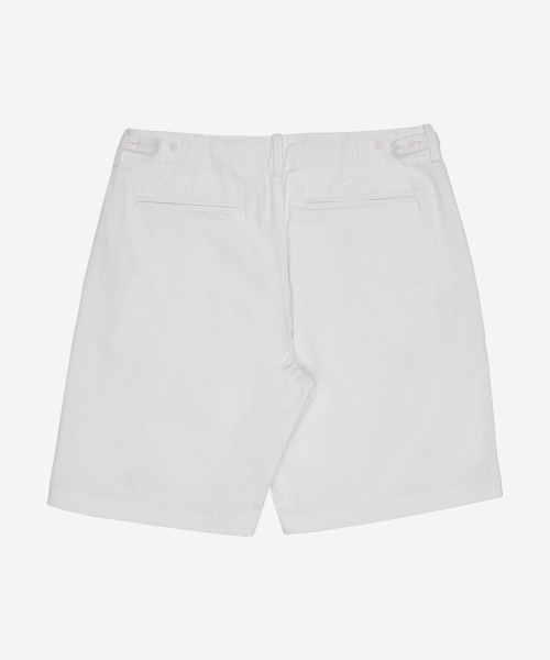 BASIC STANDARD FIT ONE-TUCK SHORTS WHITE