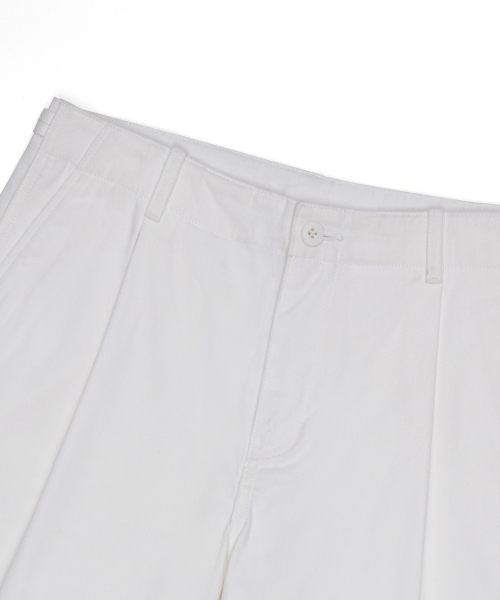 BASIC STANDARD FIT ONE-TUCK SHORTS WHITE
