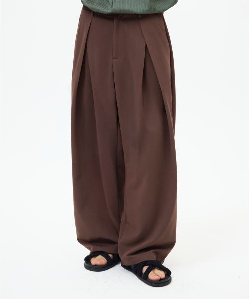 FRONT V TUCK WIDE SLACKS [BROWN]