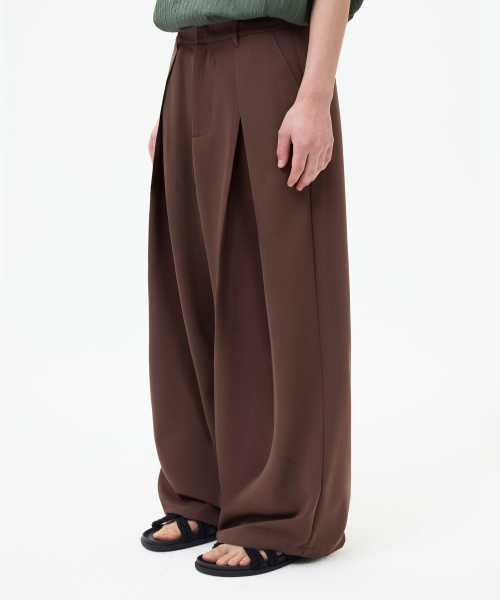 FRONT V TUCK WIDE SLACKS [BROWN]
