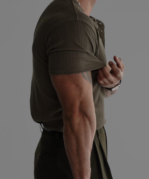 PATTERN MUSCLE HENLEY NECK SHORT KNIT TEE [KHAKI]