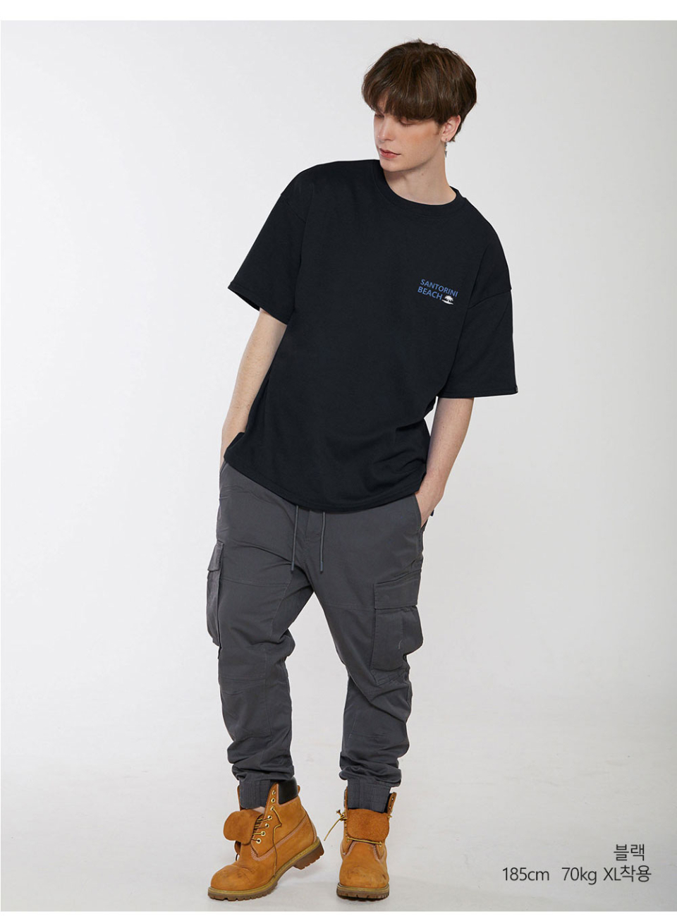 썸머비치 글자 프린팅이 되어있는 블랙 색상 옷을입은 남자사진