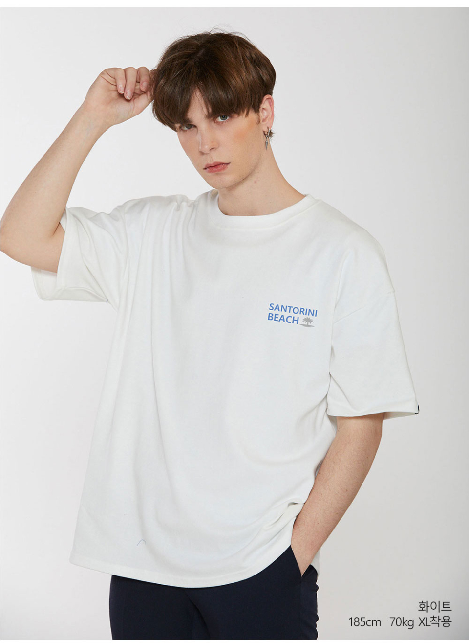 썸머비치 글자 프린팅이 되어있는 화이트색상 옷을입은 남자사진