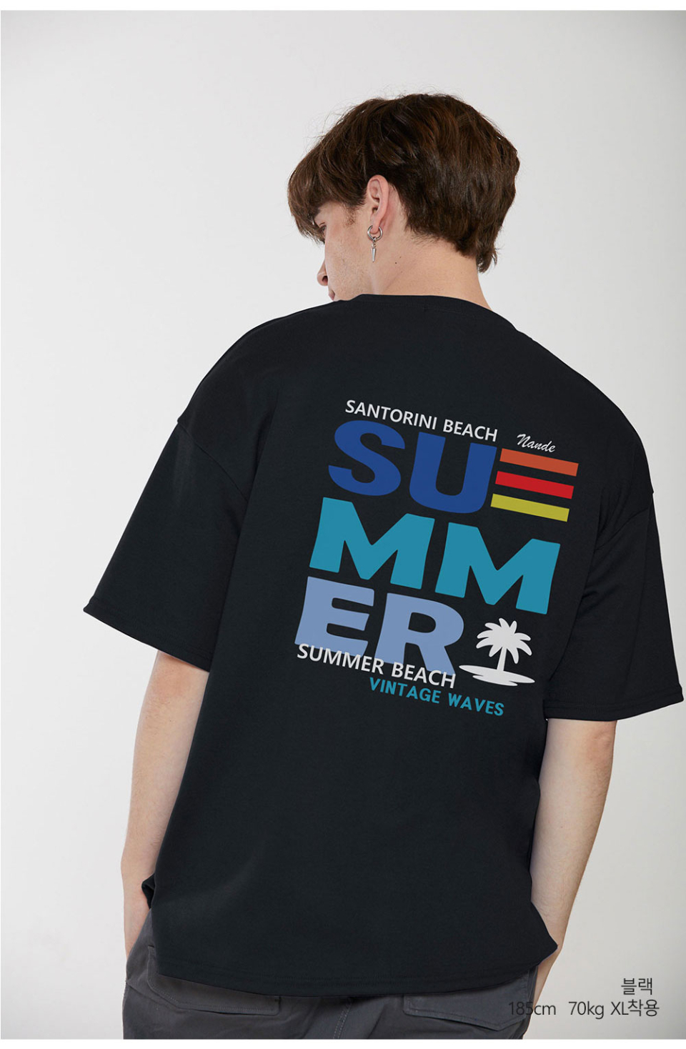 썸머비치 글자 프린팅이 되어있는 블랙 색상 옷을입은 남자사진