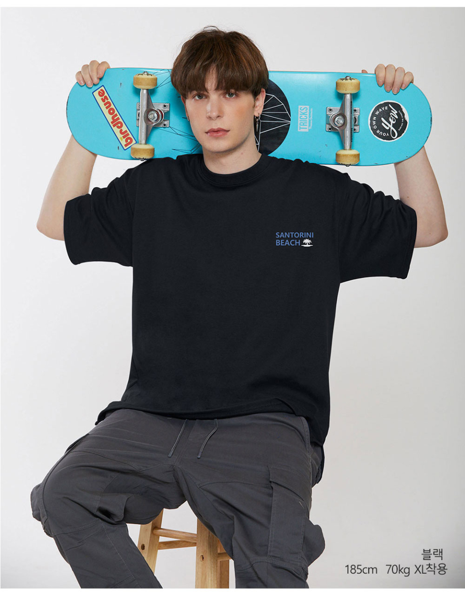 썸머비치 글자 프린팅이 되어있는 블랙 색상 옷을입은 남자사진