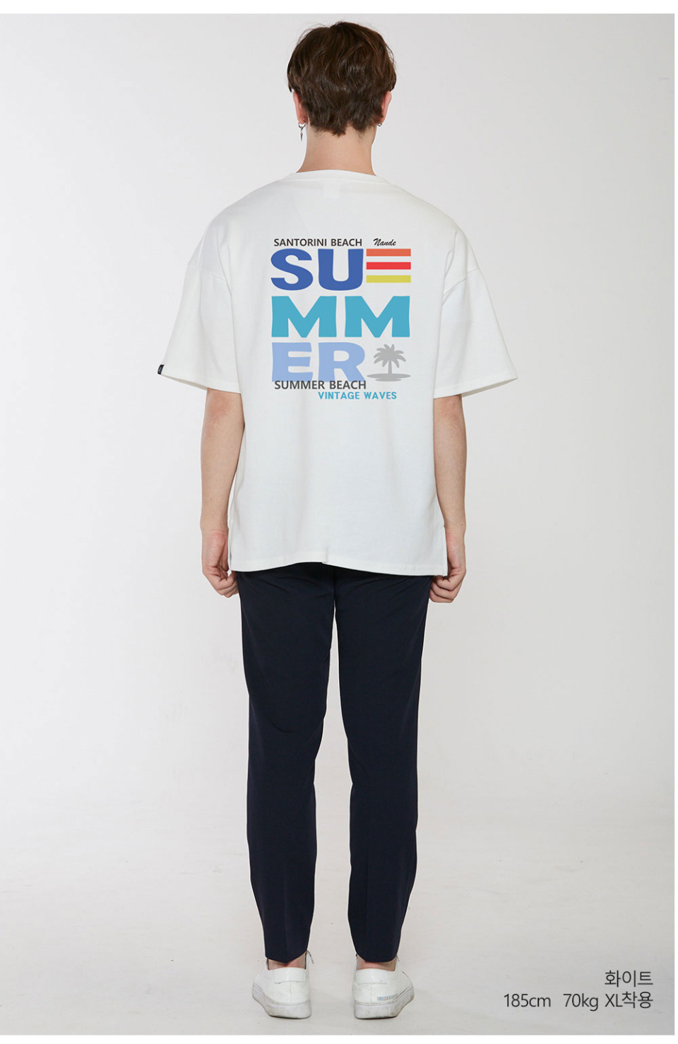 썸머비치 글자 프린팅이 되어있는 화이트색상 옷을입은 남자사진