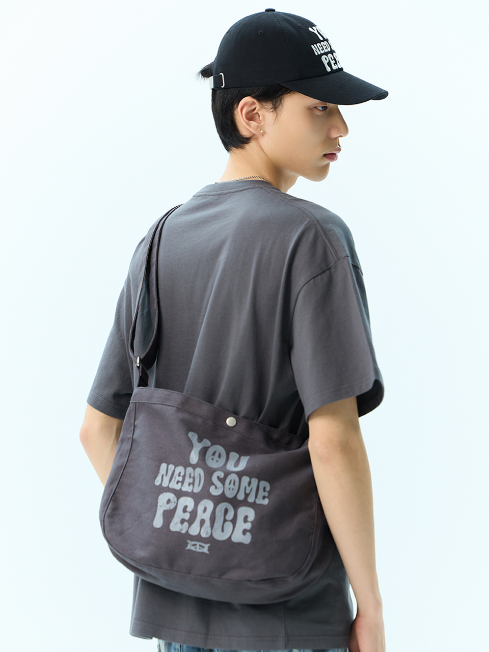 MUSINSA公式 | CRITIC YOU NEED SOME PEACE MAIL BAG CHARCOAL