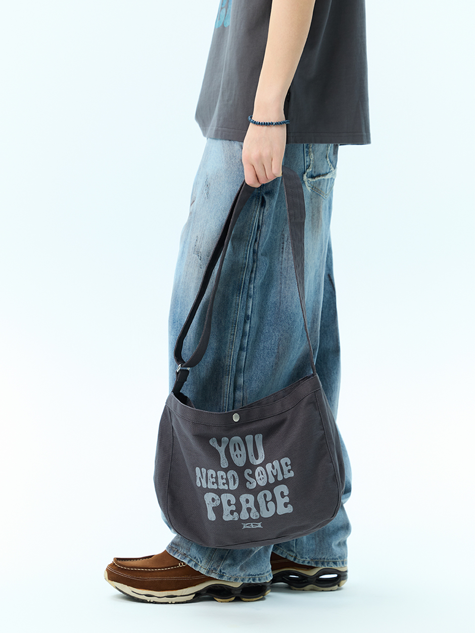 MUSINSA公式 | CRITIC YOU NEED SOME PEACE MAIL BAG CHARCOAL