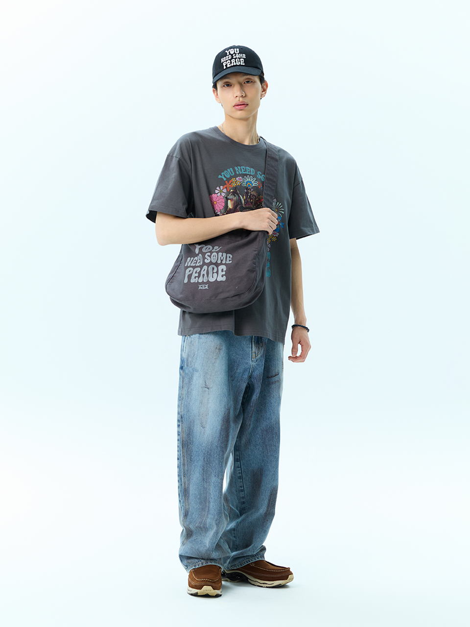 MUSINSA公式 | CRITIC YOU NEED SOME PEACE MAIL BAG CHARCOAL