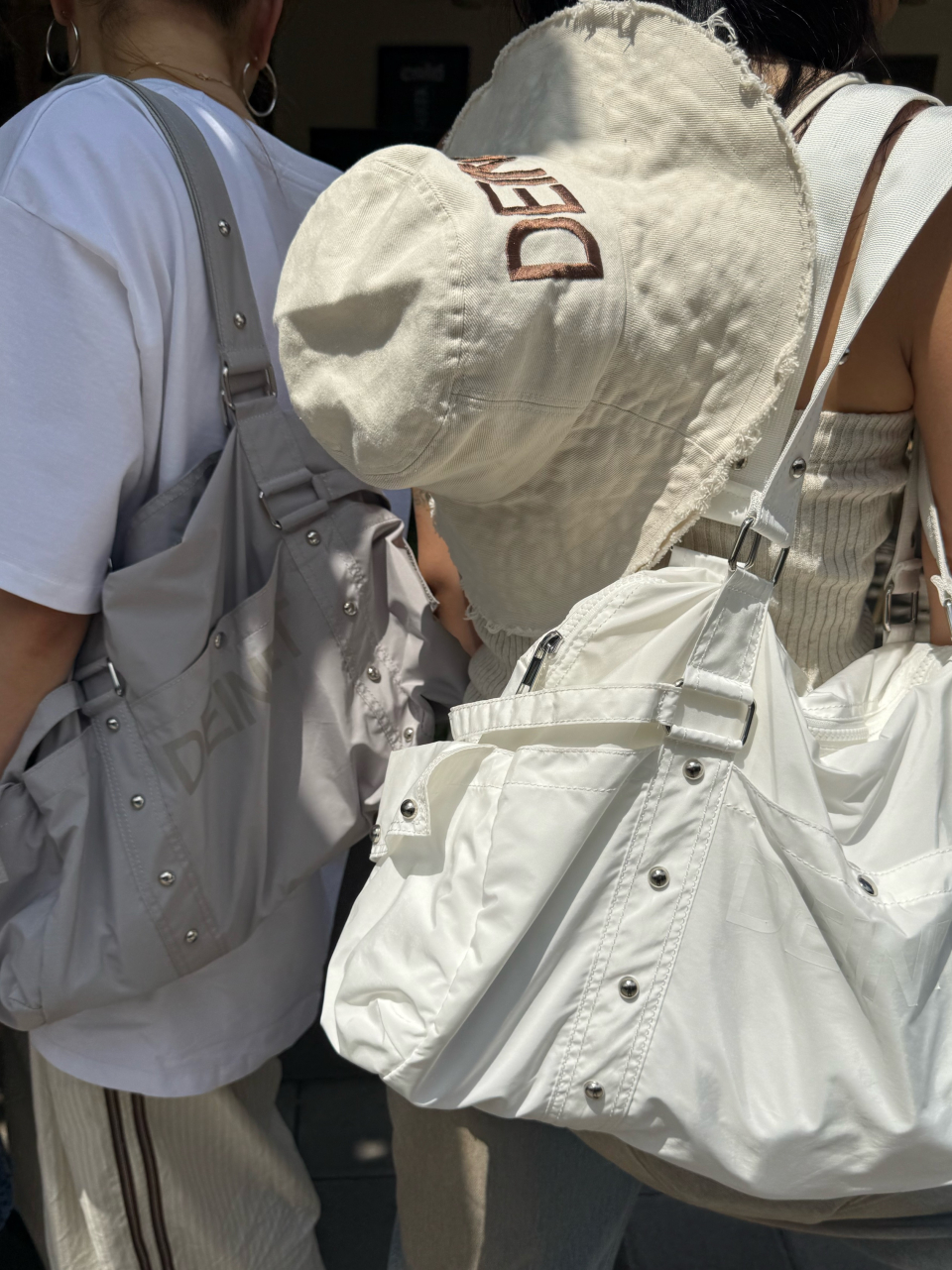 DEINET LOGO DUFFLE BAG IN WHITE - 감도 깊은 취향 셀렉트샵 29CM
