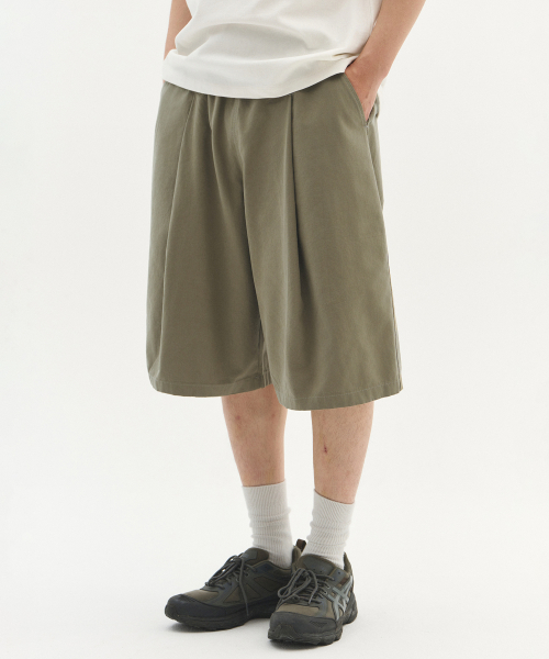 Deep One Tuck Cotton Washed Banding Shorts
