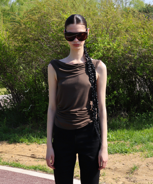 UNBALANCED BACK TWISTED SLEEVELESS TOP, BROWN