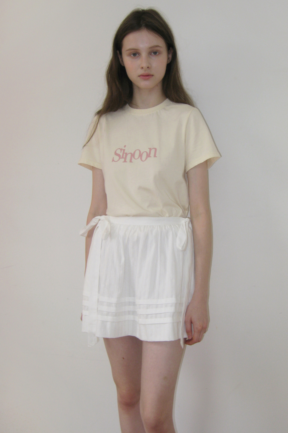 MUSINSA公式 | SINOON Sinoon Signature Logo T-Shirts (Cream)
