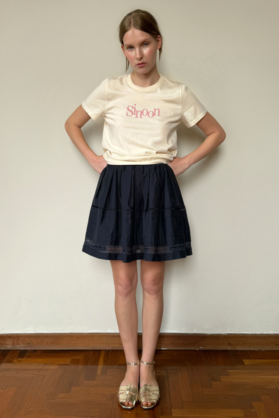 【Sinoon】25SS/韓国人気★ Logo Cap Sleeve T-shirt ★ 4COLOR MUSINSA | SINOON Logo Cap Sleeve T-shirt (Light Beige)