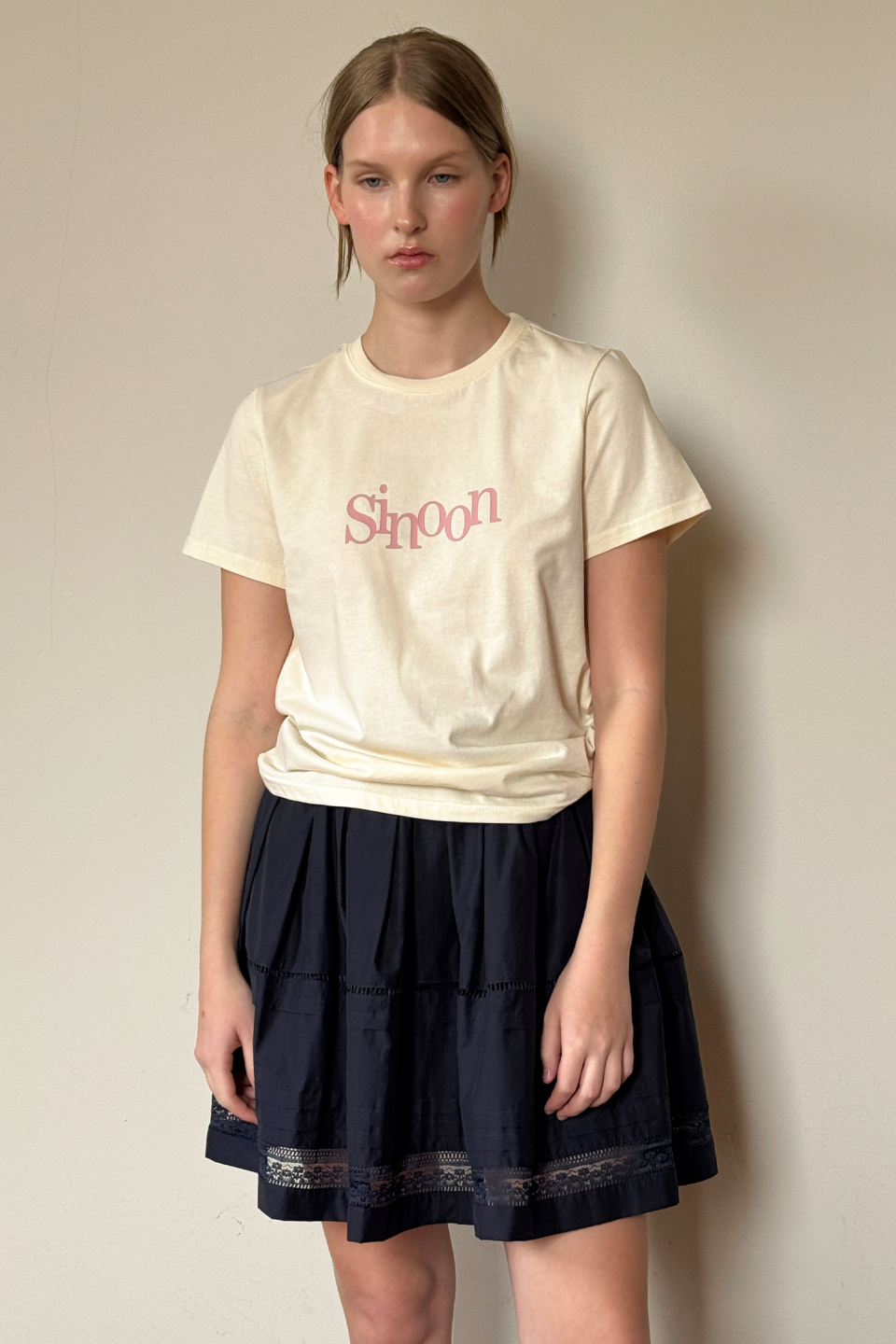 MUSINSA公式 | SINOON Sinoon Signature Logo T-Shirts (Cream)