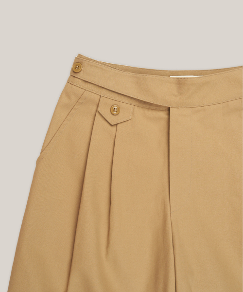 BUTTON STRAP MIDI PANTS [ BEIGE ]
