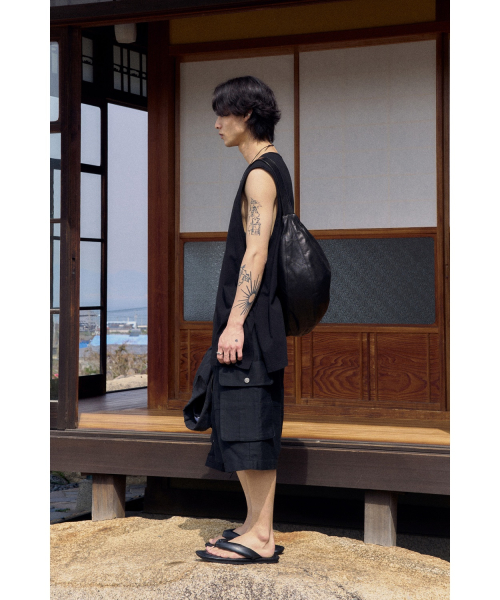 Cut-off Slit Sleeveless - Black