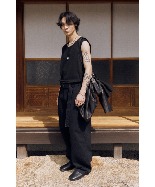 Cut-off Slit Sleeveless - Black