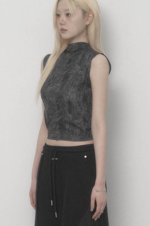 Graphic Side-hole Neck Slit Tank Top (Black)