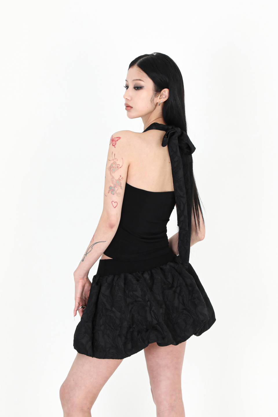 MUSINSA公式 | DARLING, YOU'RE BAD BLACK FLOWER HALTER TOP