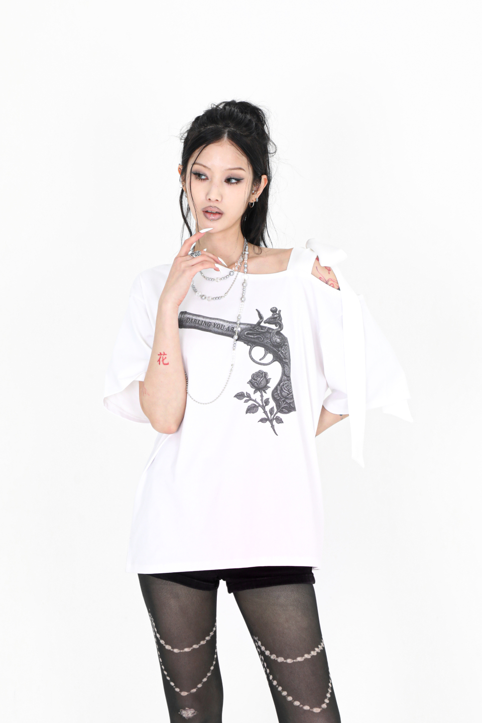 【Darling you're bad】25ss RIBBON ROSE PISTOL TEE DARLING YOU ARE BAD] RIBBON ROSE PISTOL TEE #WHITE – SellerWork
