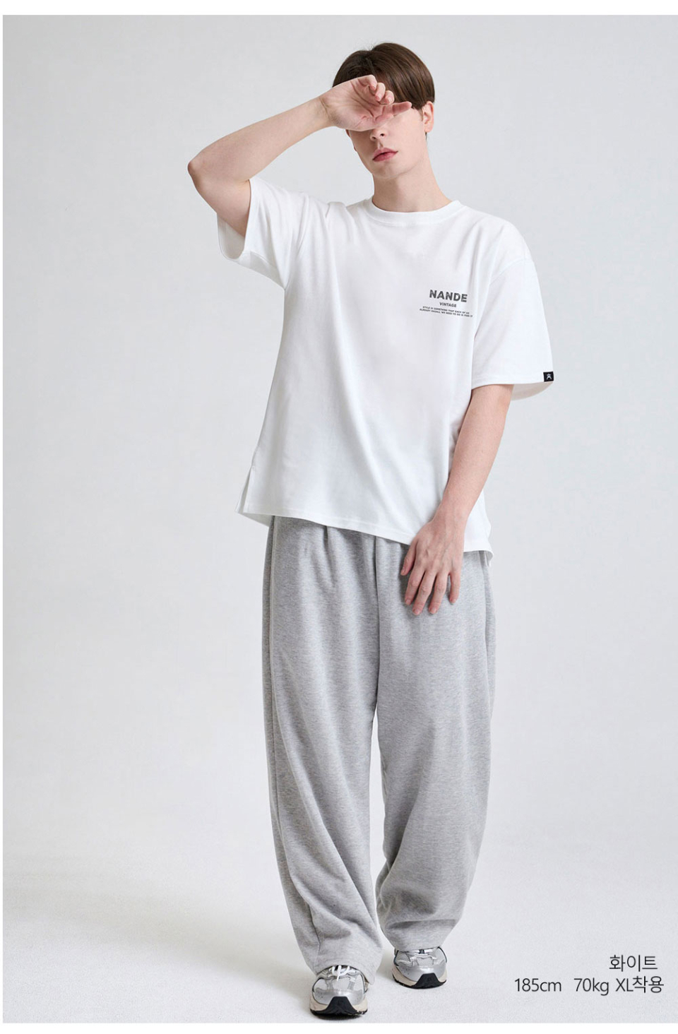 화이트색상 빈티지로고가 왼쪽가슴에 찍힌 티셔츠를 입은 남자사진