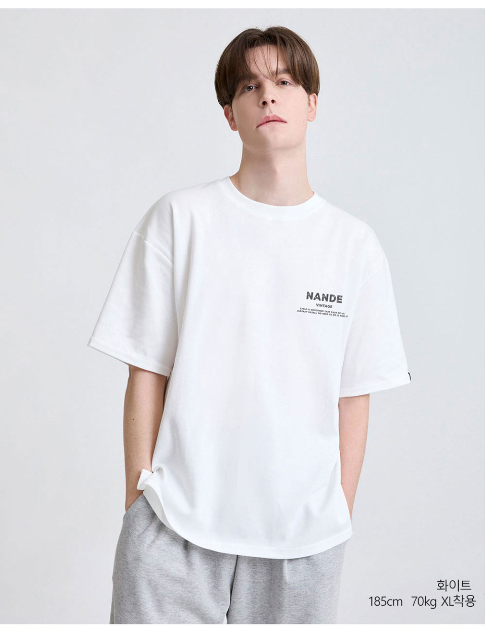 화이트색상 빈티지로고가 왼쪽가슴에 찍힌 티셔츠를 입은 남자사진