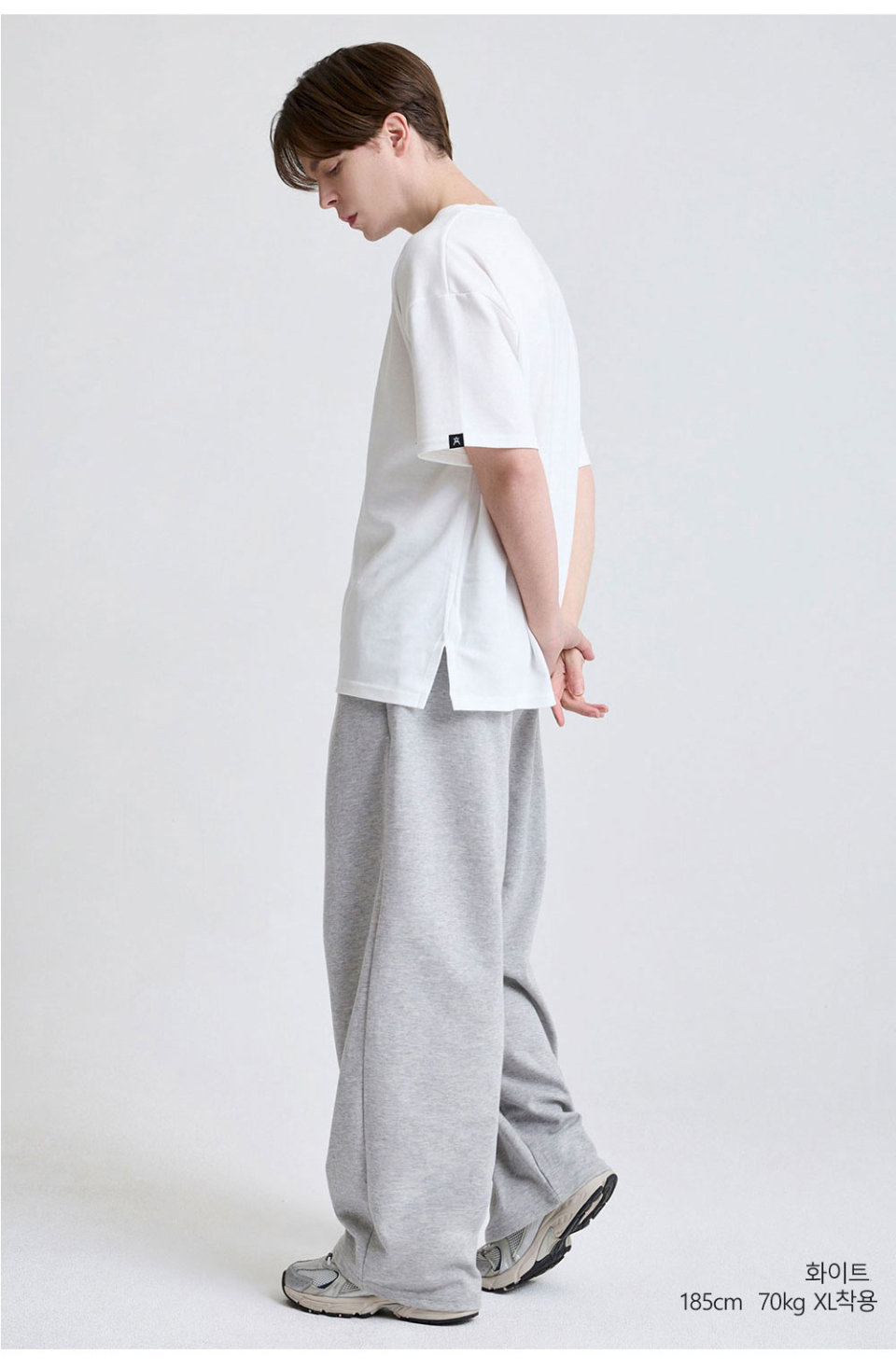 화이트색상 빈티지로고가 왼쪽가슴에 찍힌 티셔츠를 입은 남자사진