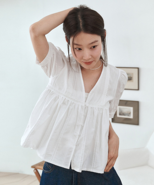 Lace V frill blouse White