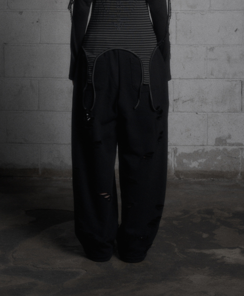DISTRESSED LOW SWEAT PANTS BLACK
