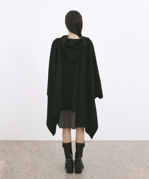 Накидка SQUARE CUTTING MERINO WOOL CAPE BLACK из шерсти с капюшоном