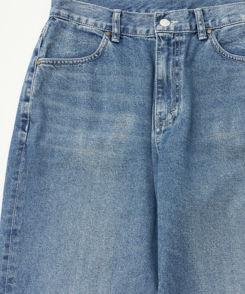 w. Courtney Jeans (Faded Blue)